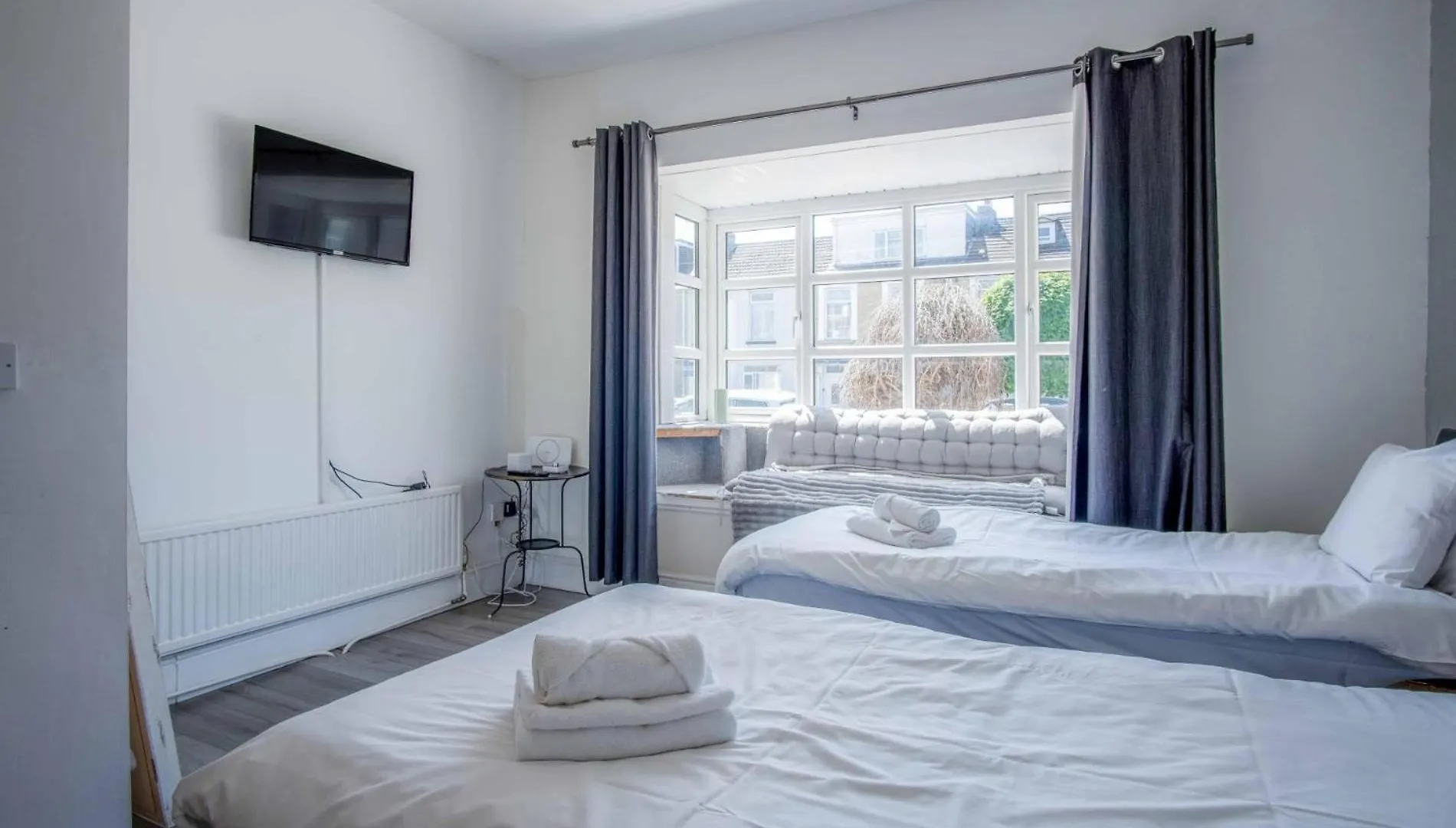 Flat 1 Brunswick - 2 Bed Economy Flat - Swansea Apartment 0*,