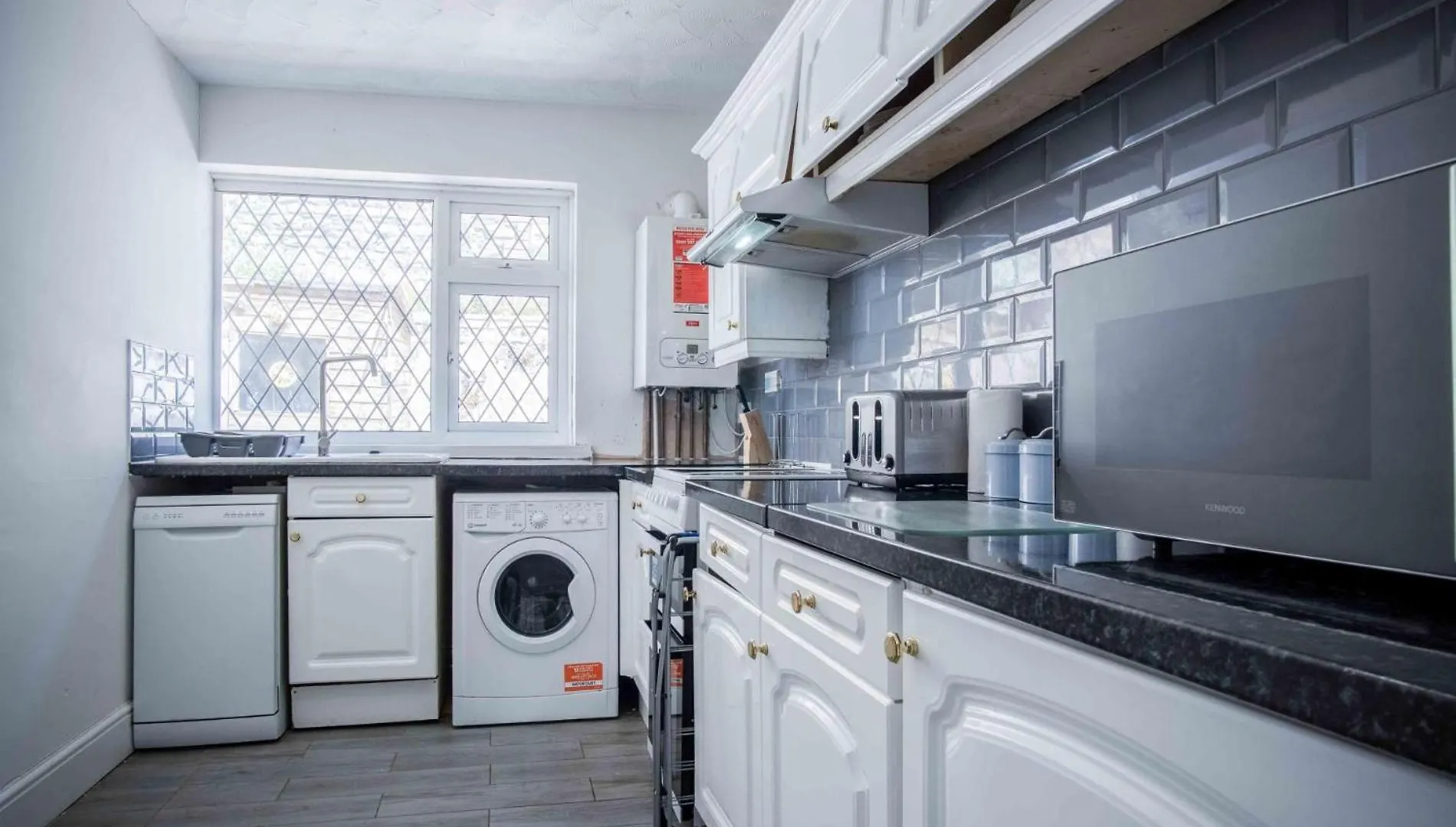 Flat 1 Brunswick - 2 Bed Economy Flat - Swansea Apartment